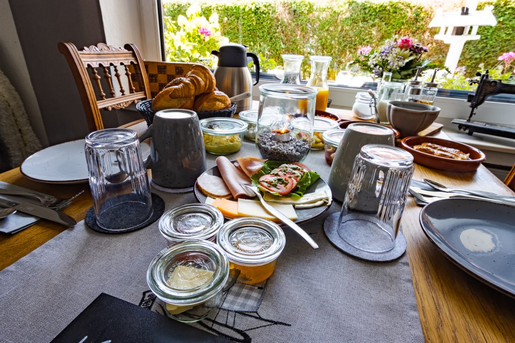 Reichhaltiger Frühstückstisch im deTiede B&B in Esens
