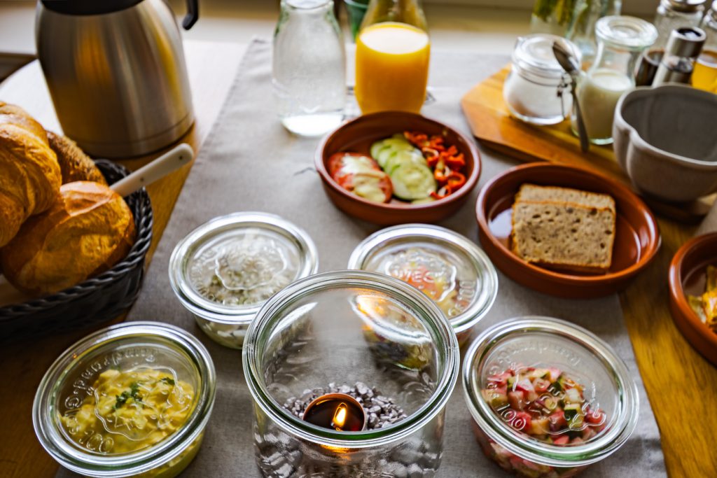 Frühstück mit regionalen Speisen im deTiede B&B Esens